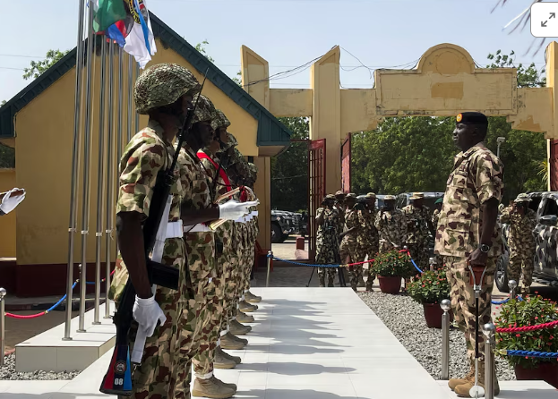 قائد الجيش النيجيري يتعهد بسحق المتمردين وسط ضغوط أمريكية