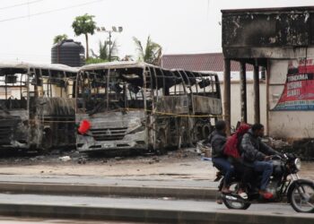 تنزانيا تُوجّه تهمة الخيانة لـ 240 شخصًا على خلفية احتجاجات انتخابية