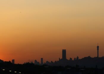 ستاندرد آند بورز ترفع تصنيف جنوب إفريقيا لأول مرة منذ 20 عامًا