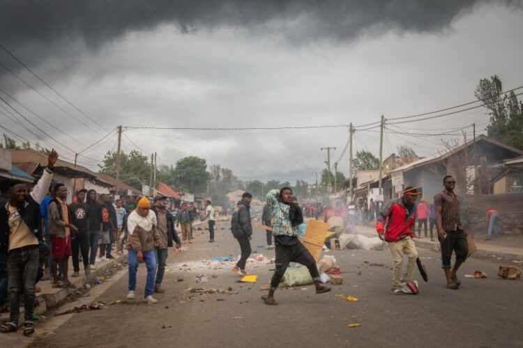تنزانيا تُفرج عن معارضين لتهدئة الشارع وإعادة فتح قنوات الحوار السياسي