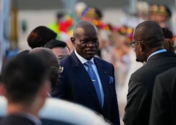 رئيس الغابون يلزم وزراءه المنتخبين في البرلمان بالاستقالة