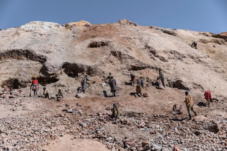 الكونغو الديمقراطية تحقق في شبكة تعدين تضم عناصر أمنية