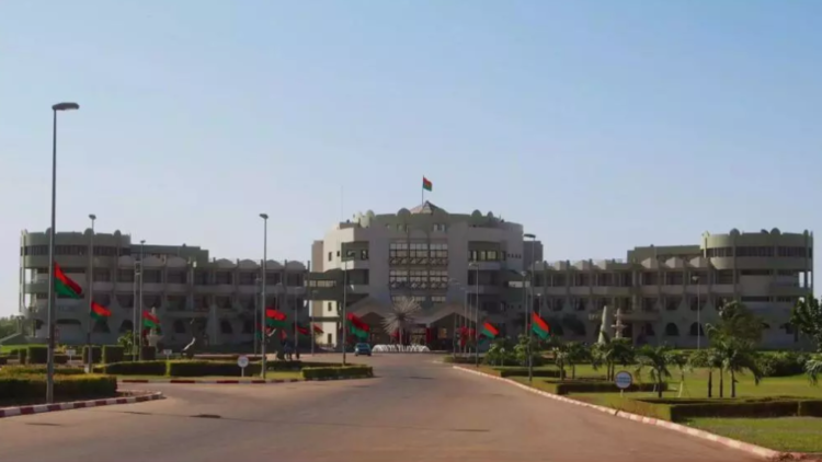 نيجيريا تعتذر لبوركينا فاسو بعد انتهاك مجالها الجوي