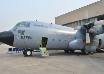 بوركينا فاسو تحتجز طائرة نيجيرية وتعتقل 11 ضابطا