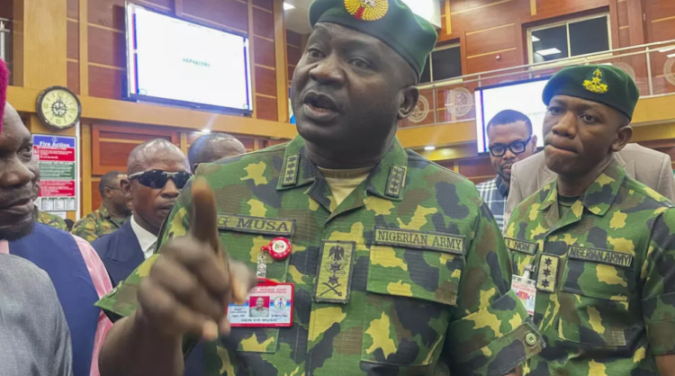 رئيس نيجيريا يُعيّن جنرالًا سابقًا ليحل محل وزير الدفاع