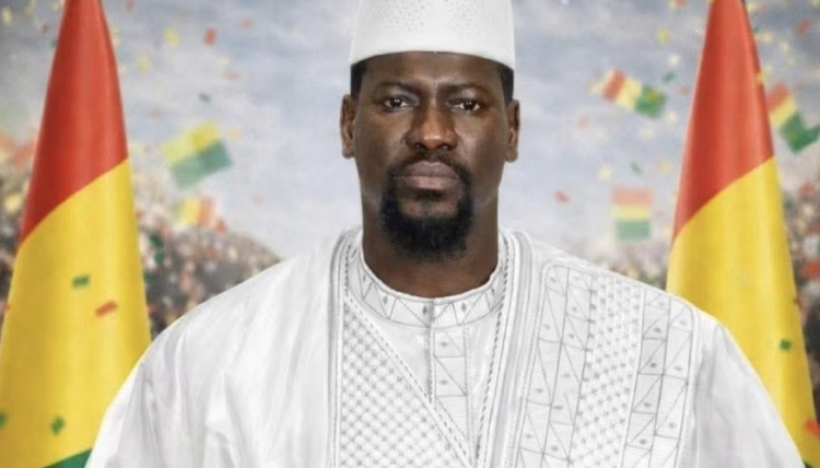 الجنرال مامادي دومبويا يؤدي اليمين الدستورية رئيسًا لغينيا