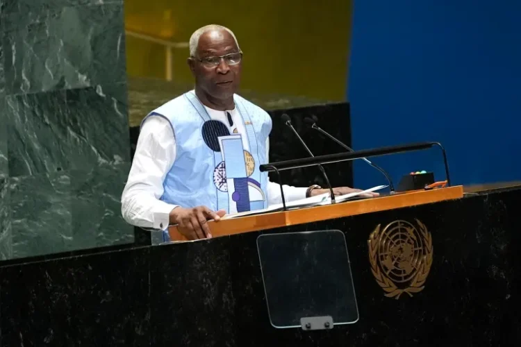 رئيس غينيا يعيد تعيين أمادو أوري باه رئيسا للوزراء