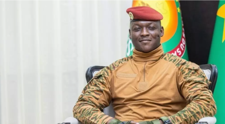 برلمان بوركينا فاسو يُقِرّ حلّ الأحزاب السياسية وإلغاء إطارها القانوني