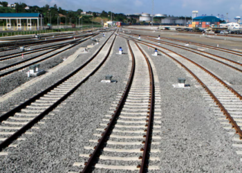 أوغندا تسعى لربط خط سكة حديد جديد بتنزانيا لتصدير المعادن