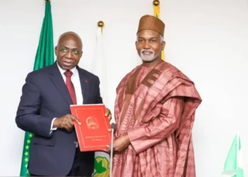 نيجيريا وأنغولا تلغيان التأشيرات لحاملي الجوازات الرسمية