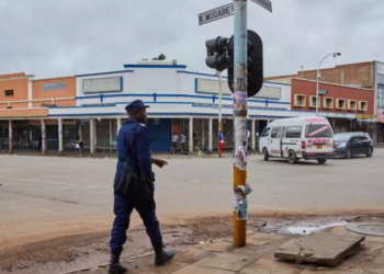 زيمبابوي: هيومن رايتس ووتش تدين الضغوط على معارضي التعديل الدستوري