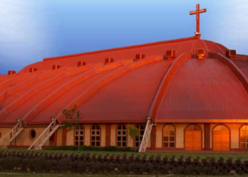 الكنائس الخمسينية في إفريقيا من القداسة إلى السياسة