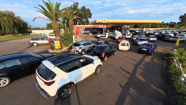 الحكومات الإفريقية تفرض زيادات حادة في أسعار الوقود