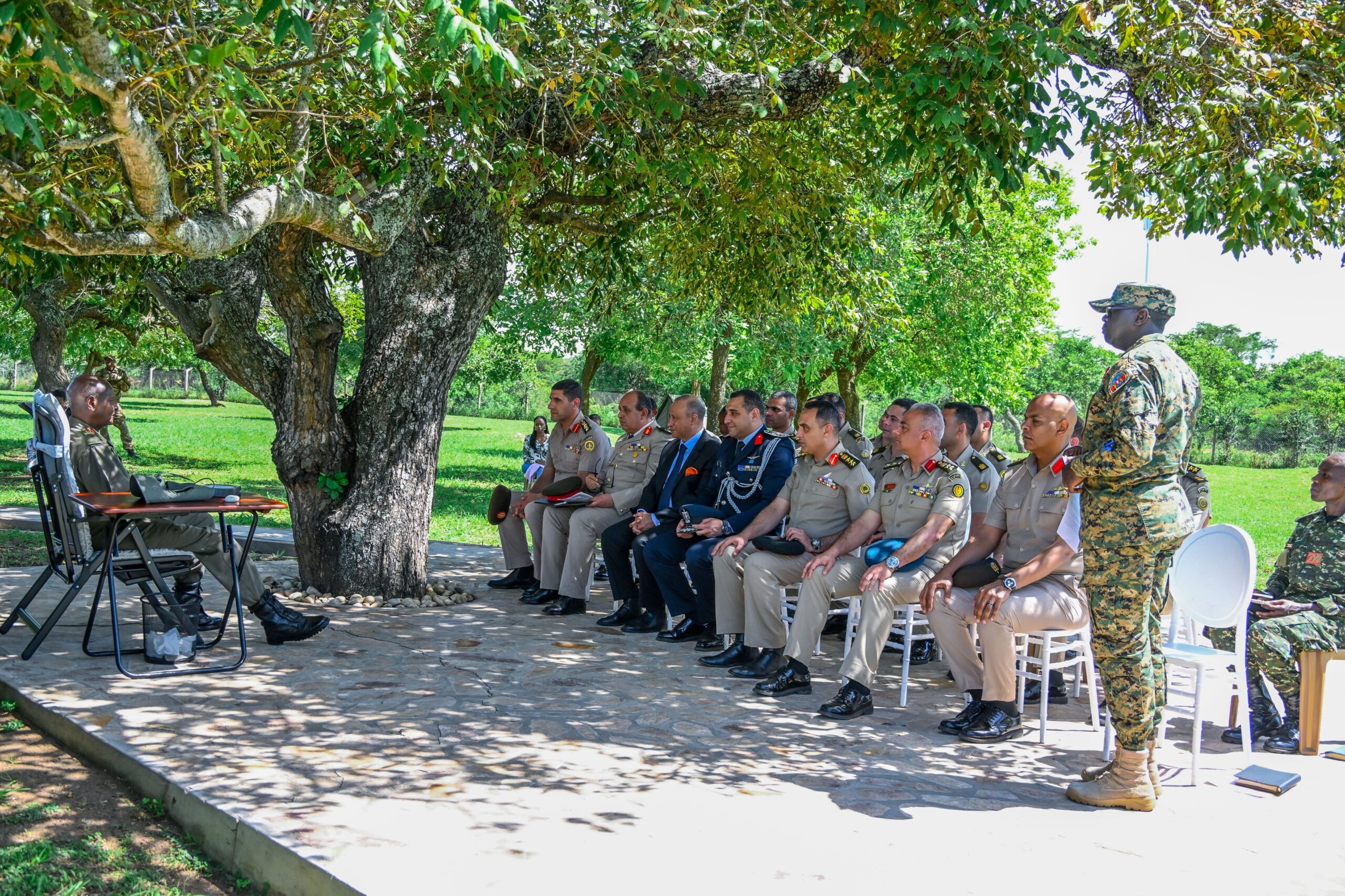 رئيس أوغندا يوري موسيفيني خلال محاضرة ألقاها أمام وفد من كلية أركان وحرب القوات المسلحة المصرية في المعهد الوطني للقيادة (NALI) بمدينة كيانكوانزي
