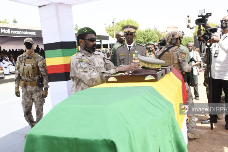 أسيمي غويتا خلال جنازة ساديو كامارا