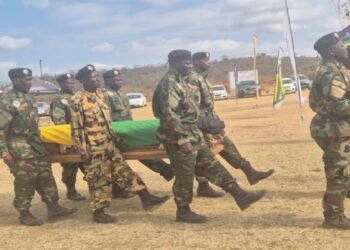 جنود يحملون نعش ناشطين مناهضين للفصل العنصري تم شنقهم عام 1986 في بريتوريا ودفنهم في مقابر الفقراء في ماميلودي.