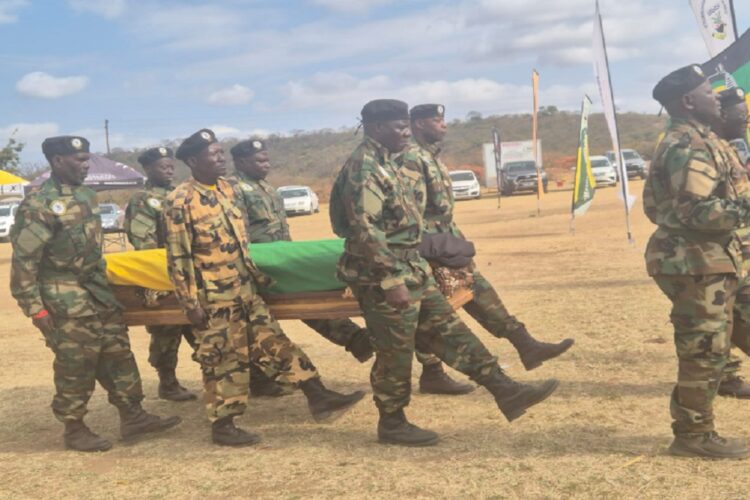 جنود يحملون نعش ناشطين مناهضين للفصل العنصري تم شنقهم عام 1986 في بريتوريا ودفنهم في مقابر الفقراء في ماميلودي.