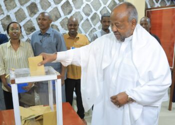 رئيس جيبوتي إسماعيل عمر جيله يدلي بصوته في الانتخابات الرئاسية 2026