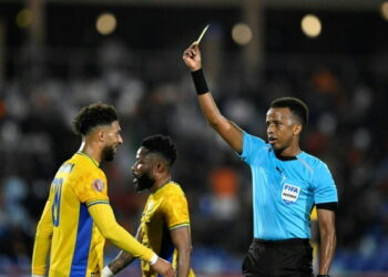 بعد حرمانه من المونديال.. الصومالي عرتن يدير قمة الدوري الكويتي