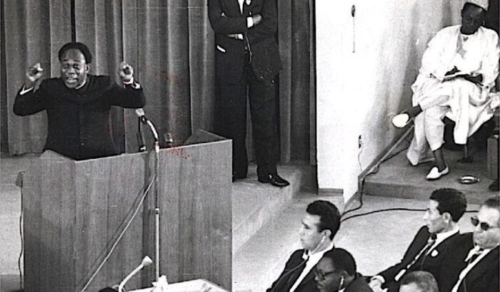 أول رئيس ورئيس وزراء لغانا، كوامي نكروما، في مؤتمر الدول الأفريقية المستقلة عام 1958