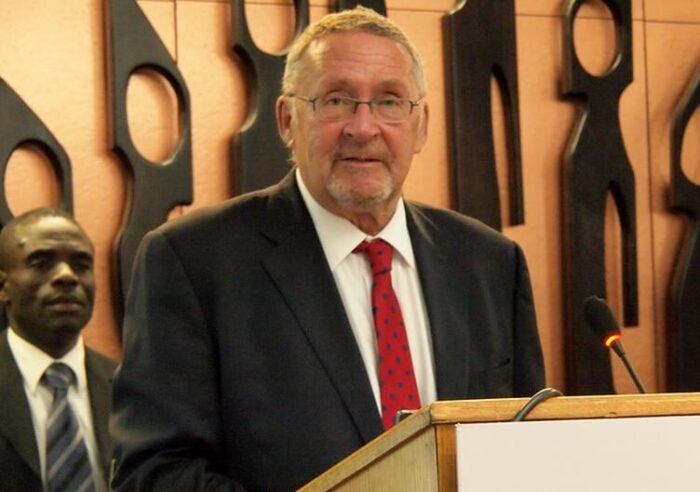 وُلد غاي سكوت عام 1944 في روديسيا الشمالية زامبيا حاليًا